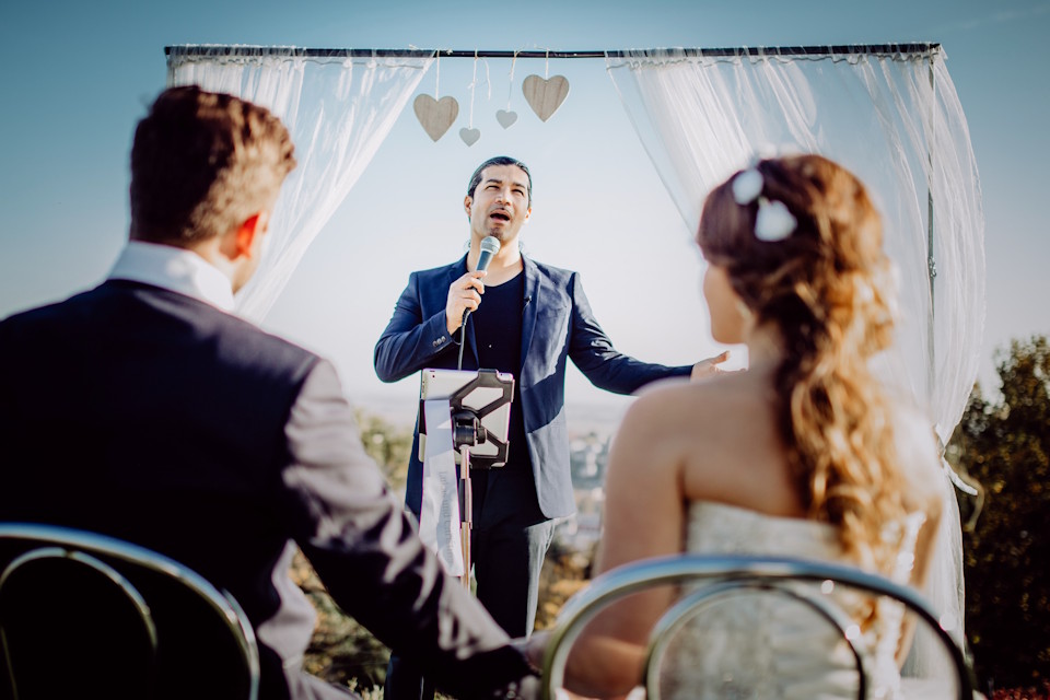 Trauredner mit Stil - Freier Redner & Gesang in einem Bild 1