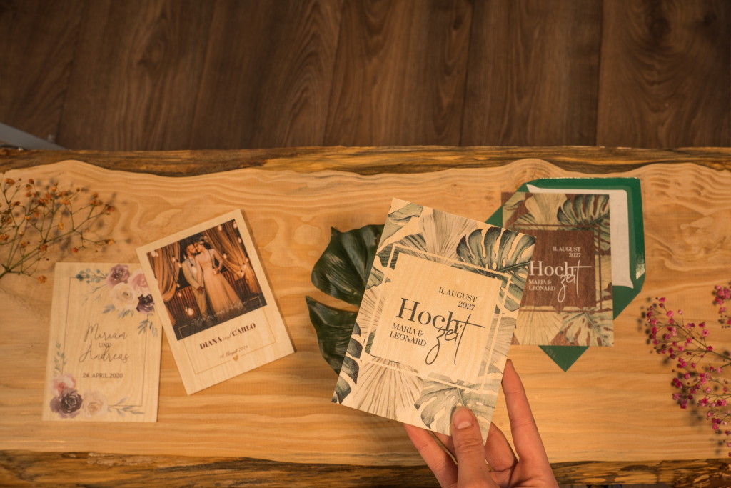 Hochzeitseinladungen aus Holz