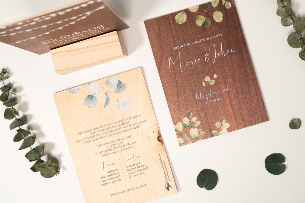 Hochzeitseinladungen aus Holz in Birke- oder Nussbaumholzoptik