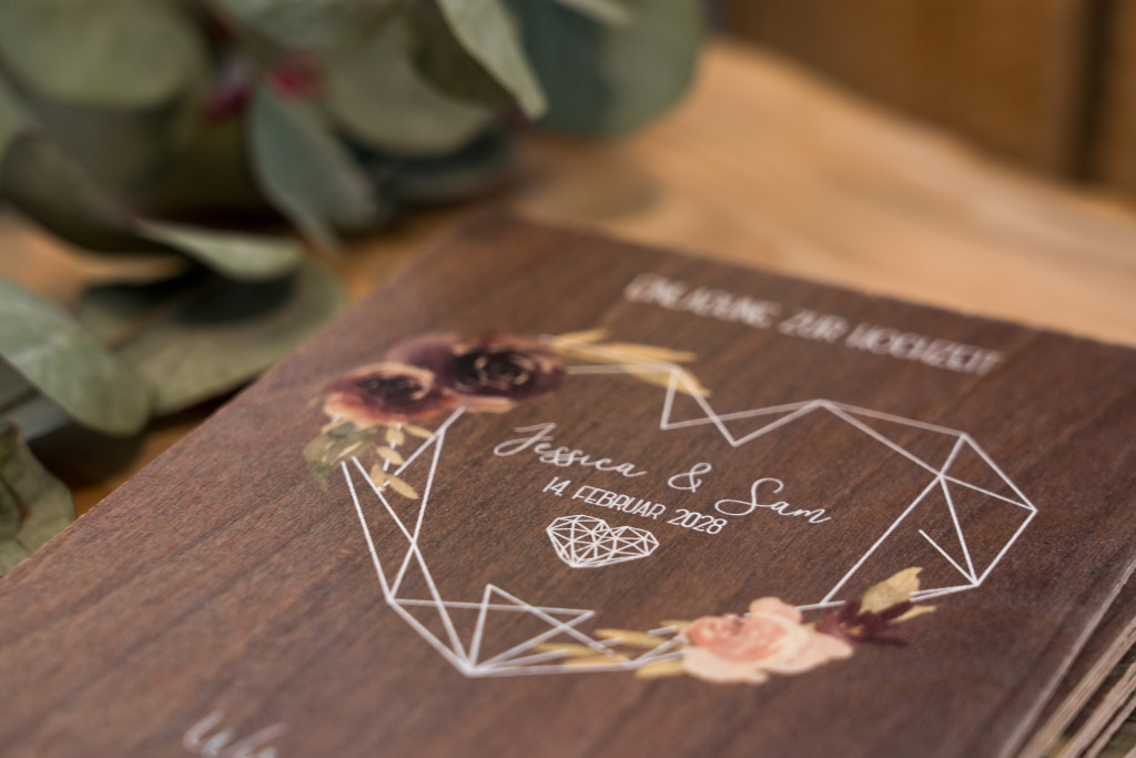 Detailaufnahme einer Hochzeitseinladung aus Holz