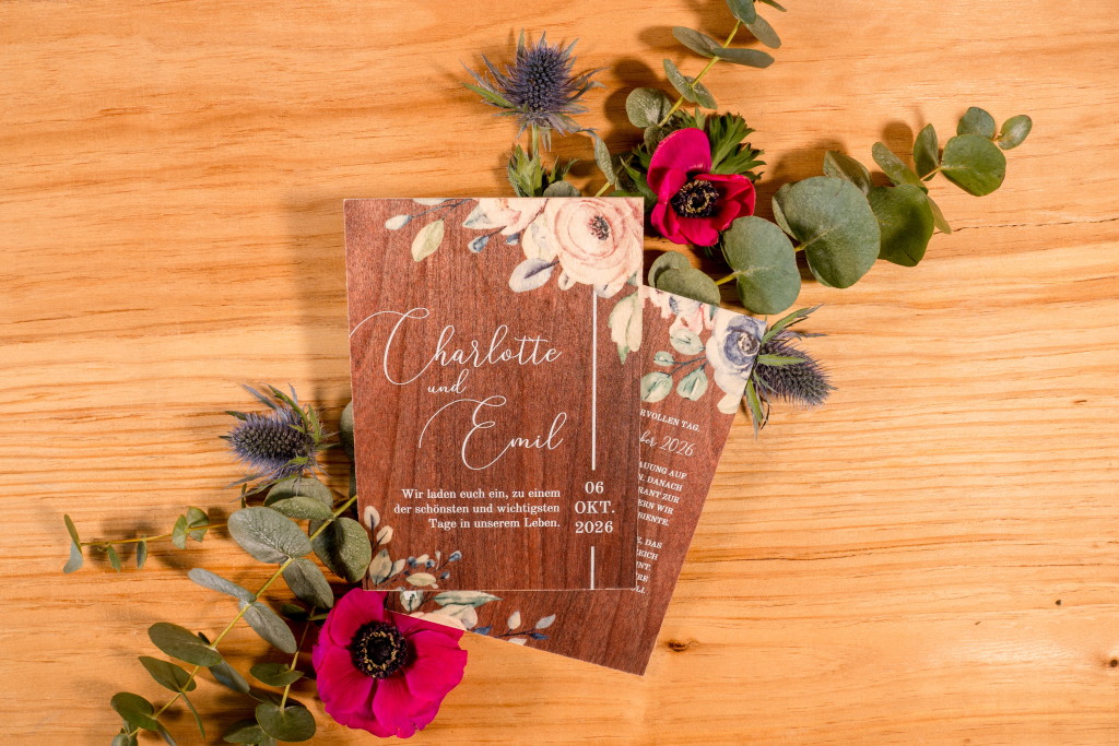 Holz-Hochzeitseinladungen mit floralem Blumenmuster