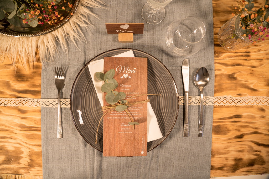 Tischkarten und Menükarten aus Holz