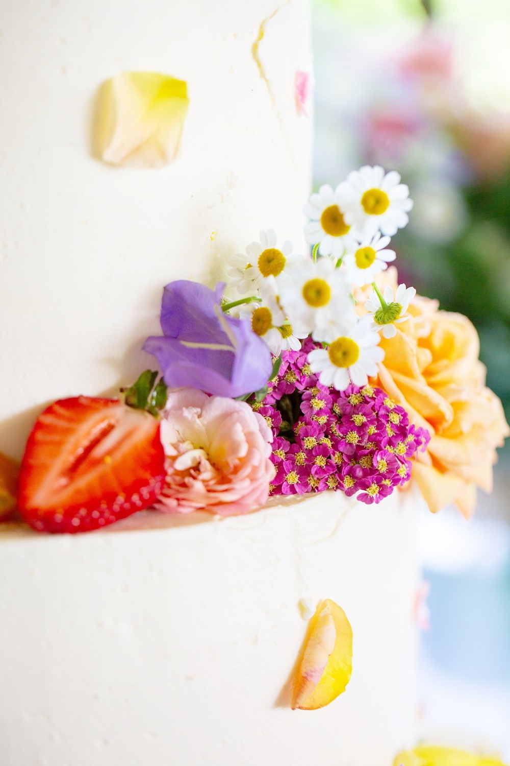 Hochzeitstorte mit essbaren Blüten Nahaufnahme
