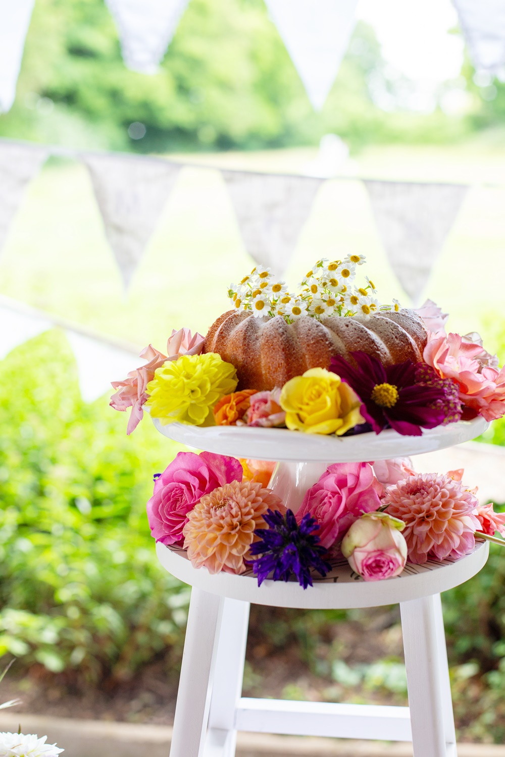 Kuchen und Blüten auf Etagere
