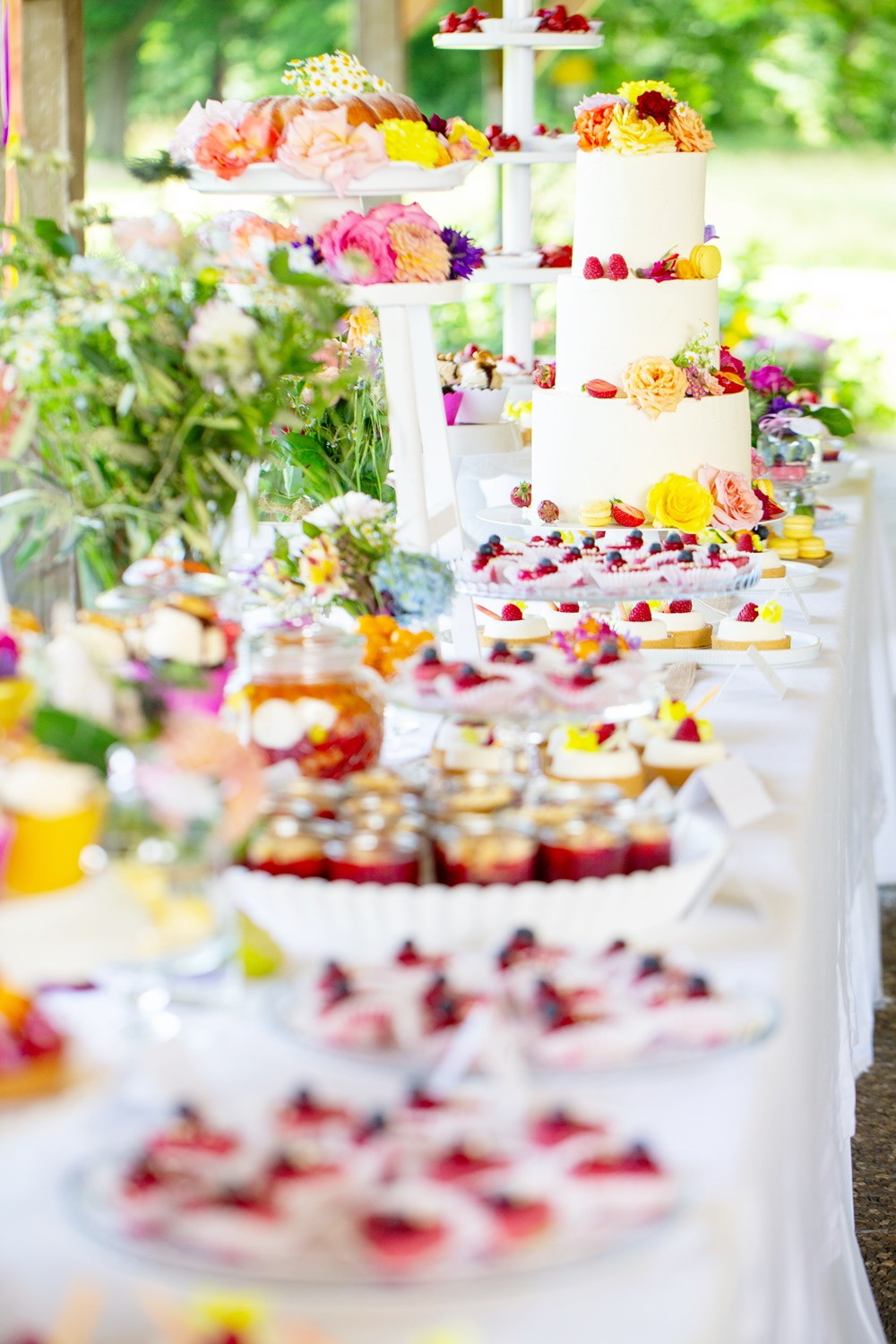 Bunter Sweet Table mit Blumen