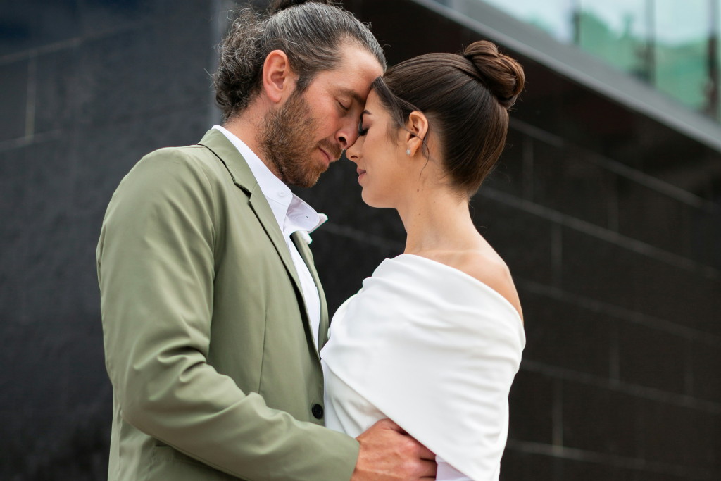 Brautpaar in Weiss-Gr&uuml;n