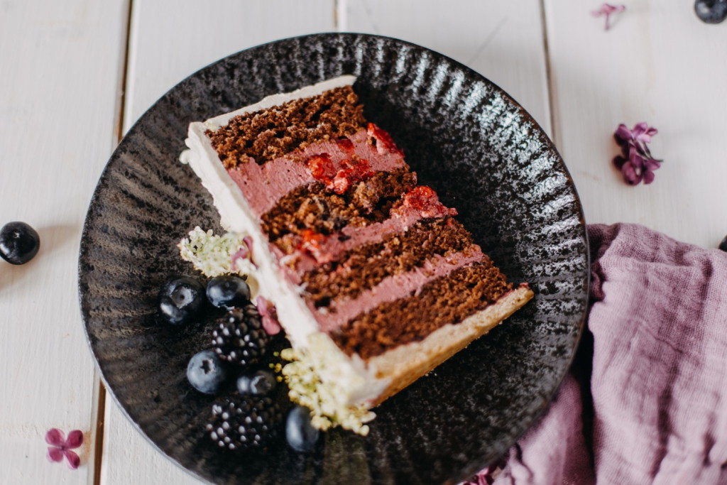 Ein St&uuml;ck vegane Schokoladentorte mit Cassiscreme